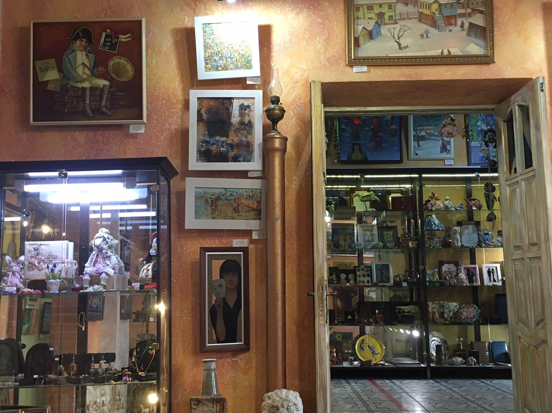 Khudozhestvennyy Salon - Galereya  Stena景点图片