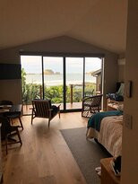 The Bay House Beachfront Accommodation主图