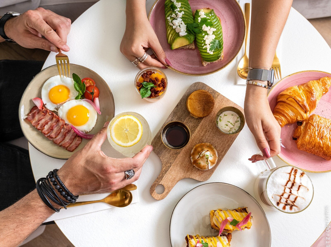 Family's Brunch & Cocktails