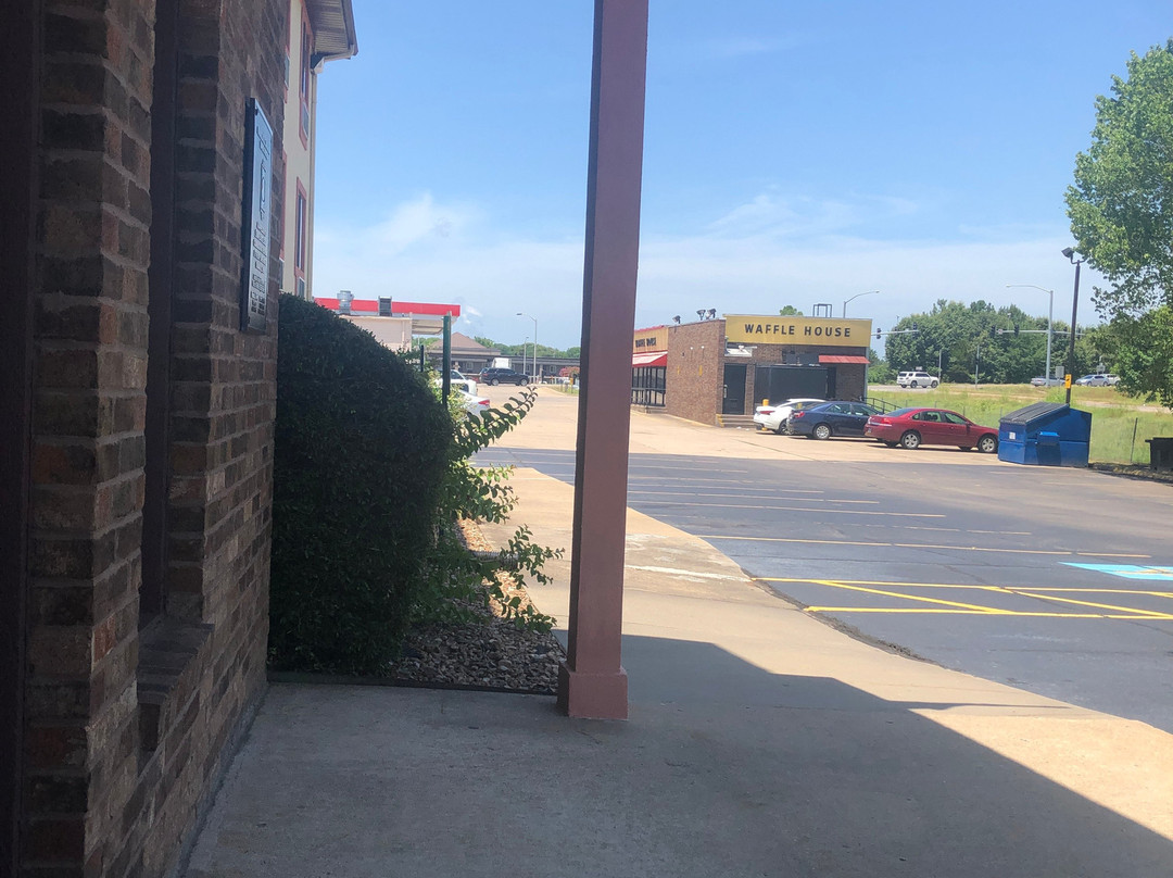 Super 8 by Wyndham Russellville主图