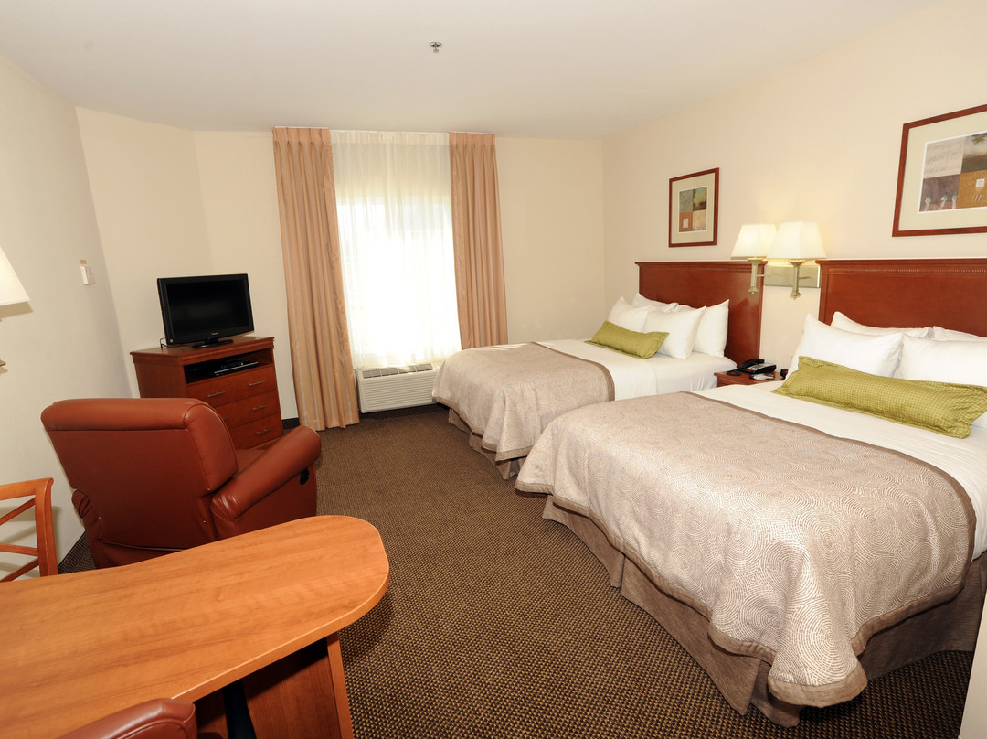 雷德克里夫诺克斯堡烛木套房酒店主图