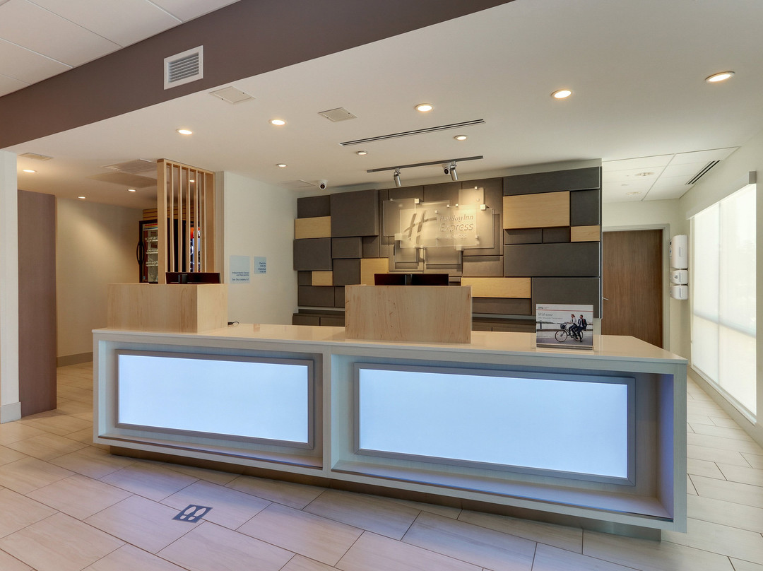 Holiday Inn Express & Suites Roanoke - Civic Center by IHG主图