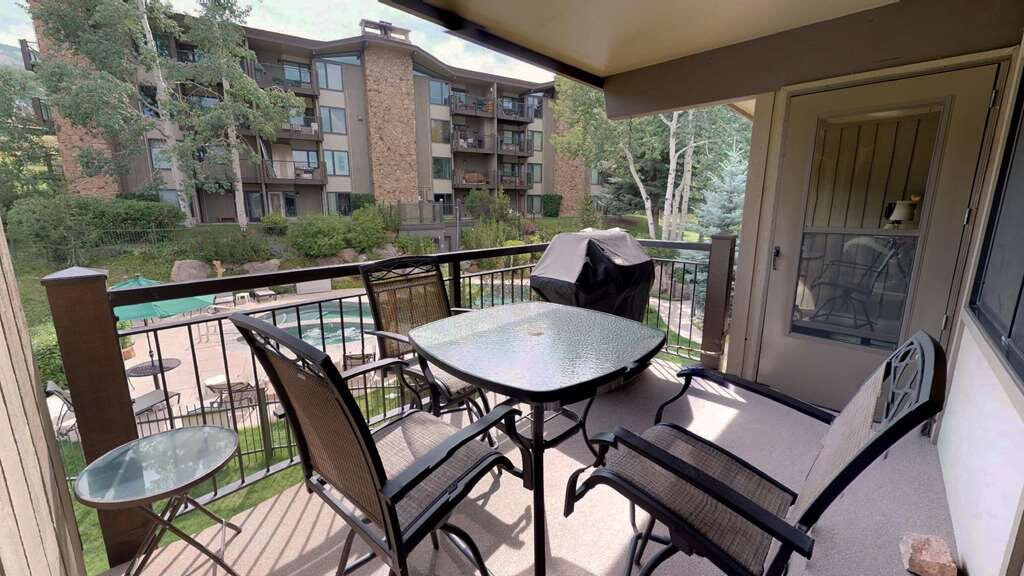 Shadowbrook Condominiums主图