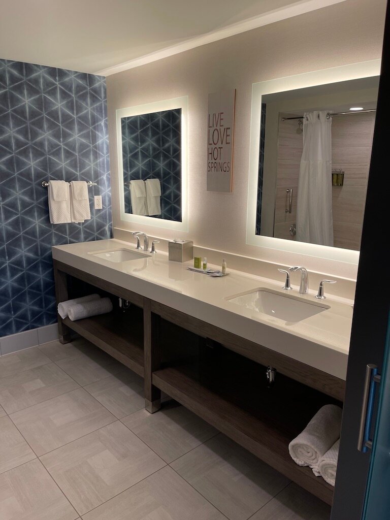 DoubleTree by Hilton Hot Springs-浴室
