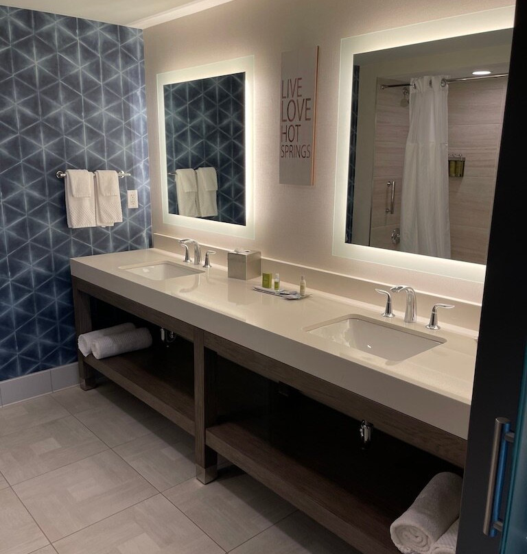 DoubleTree by Hilton Hot Springs主图