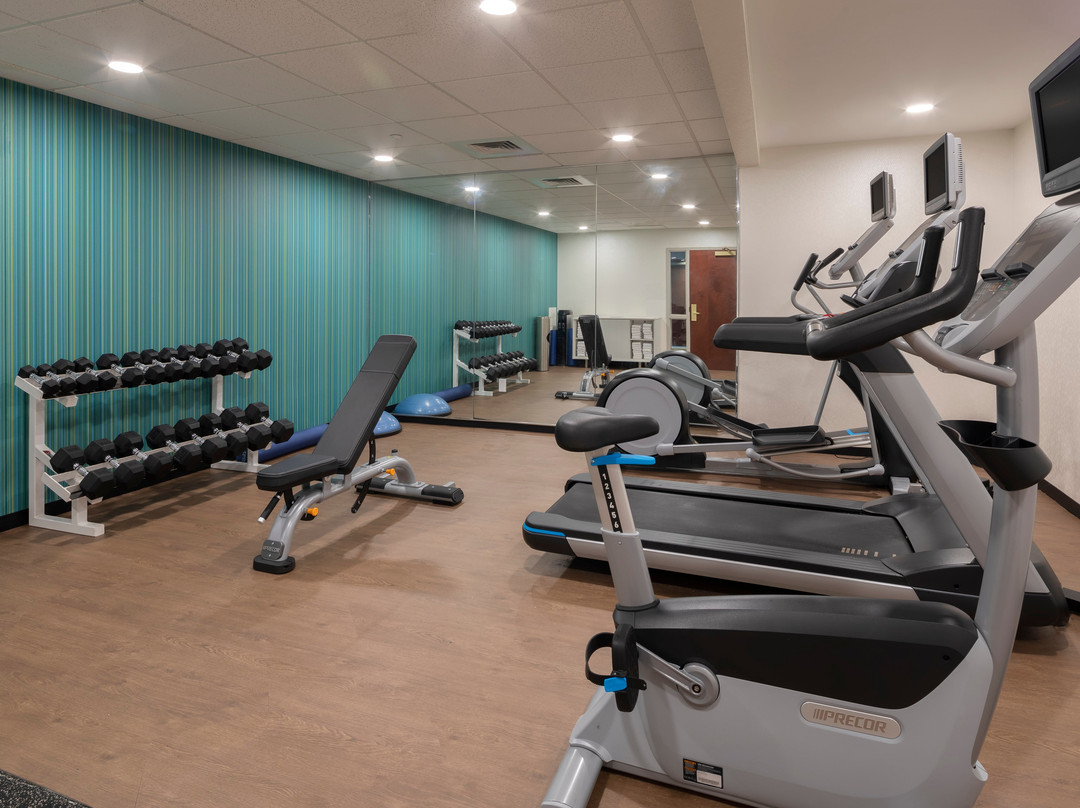 蒂尔顿快捷假日&套房酒店主图