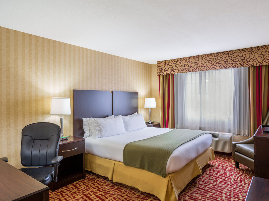 莱顿I-15快捷假日酒店主图