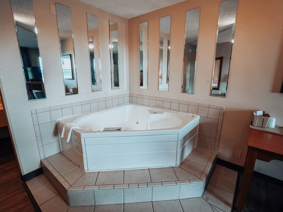 Lamplighter Inn & Suites North主图