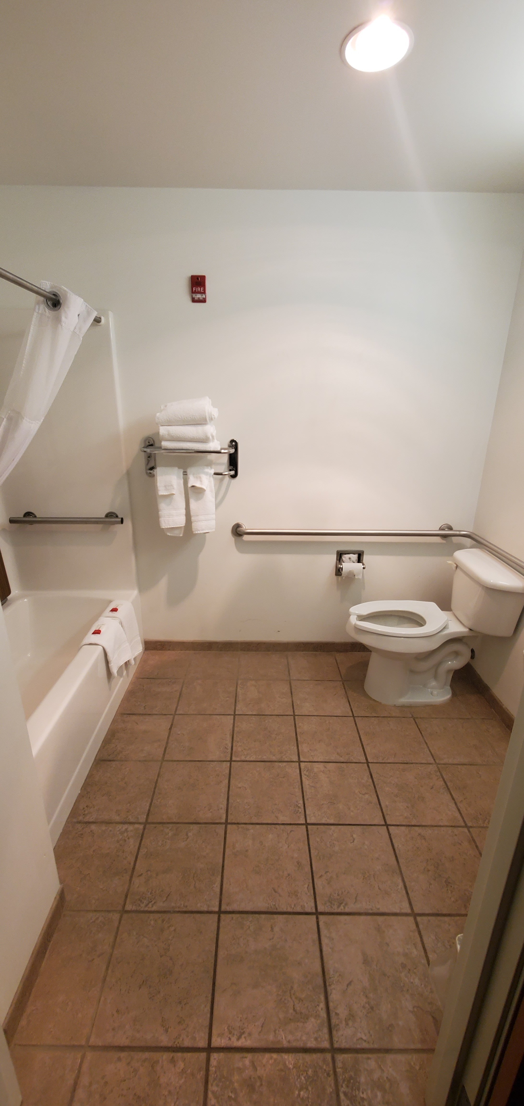 Microtel Inn & Suites by Wyndham Beckley East-浴室