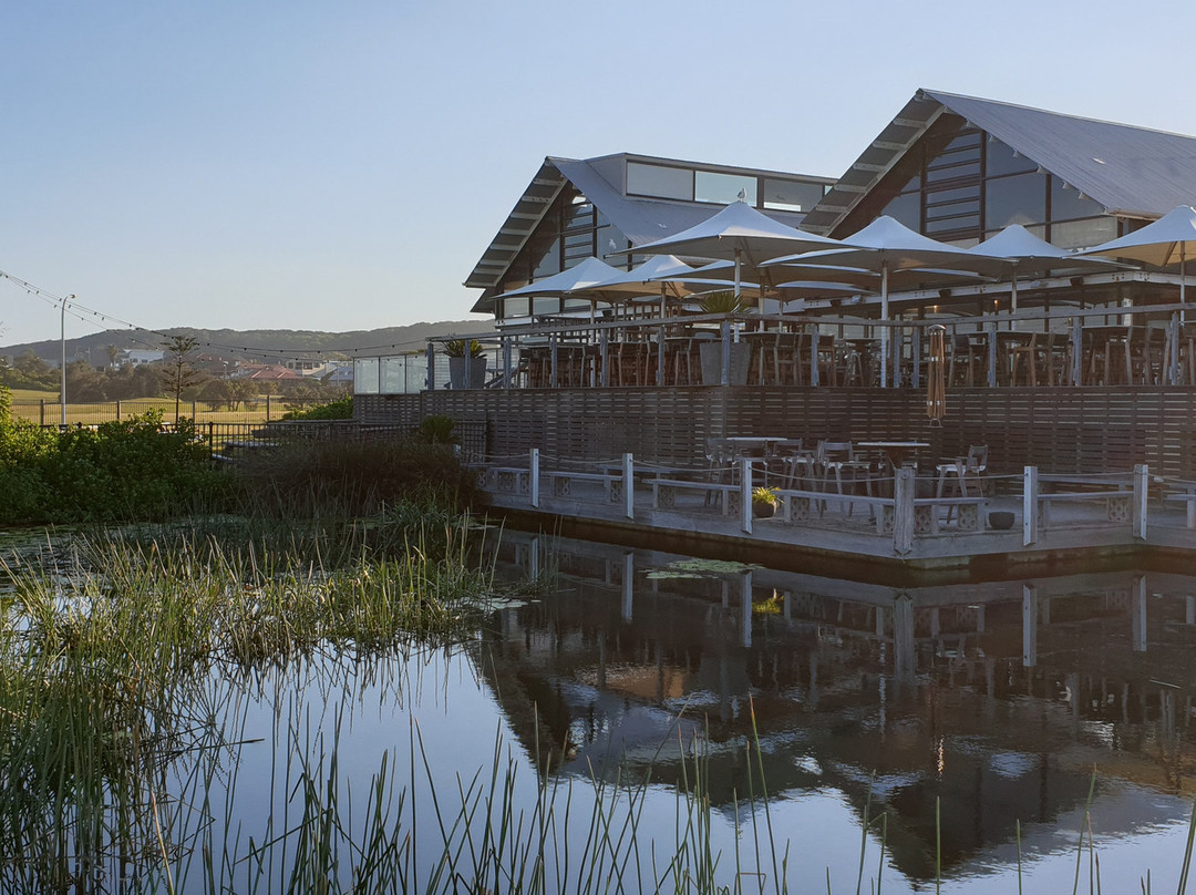 洞穴海滨酒店主图