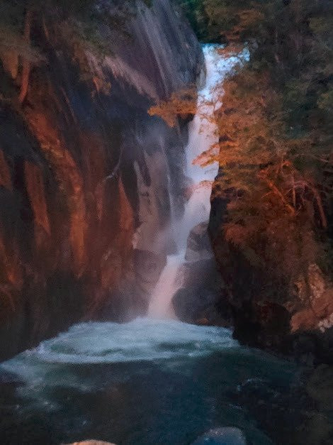 Senga Waterfall景点图片
