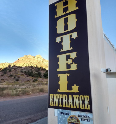 Zions Most Wanted Hotel主图