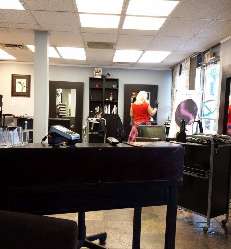 Fringe Benefits Salon景点图片