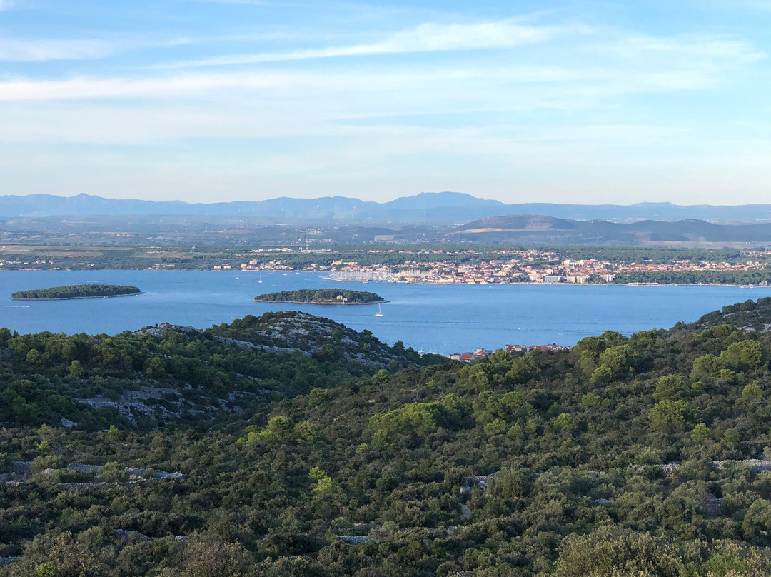 Aussichtsturm Tkon-Tkon必去景点