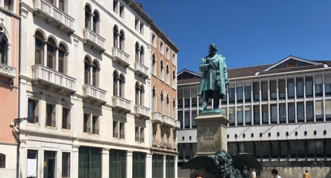 圣塔罗酒店主图