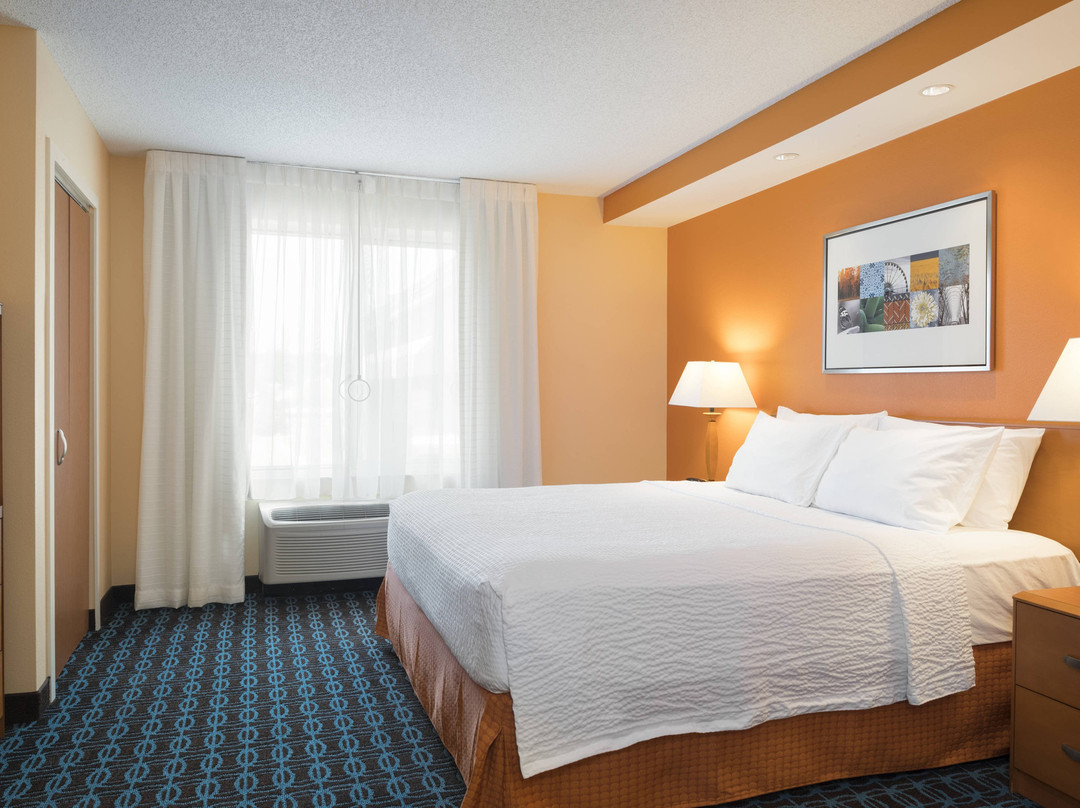 州立学院费尔菲尔德客栈&套房酒店主图