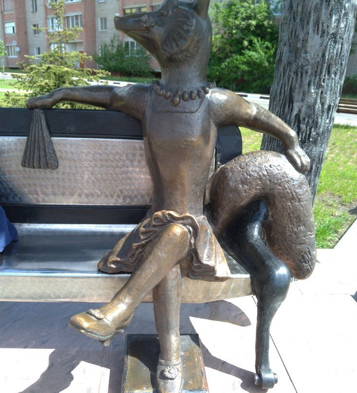 Crow and Fox Sculpture景点图片