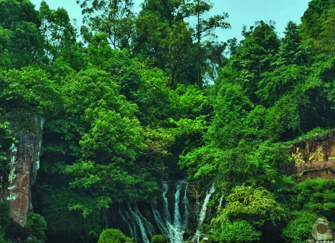 迎宾广场-峨眉山市必去景点