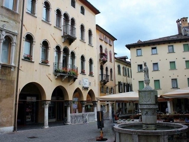 Piazza Mercato景点图片