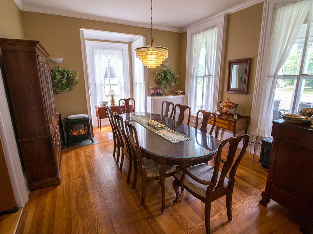 Antique & Irish Welch House主图