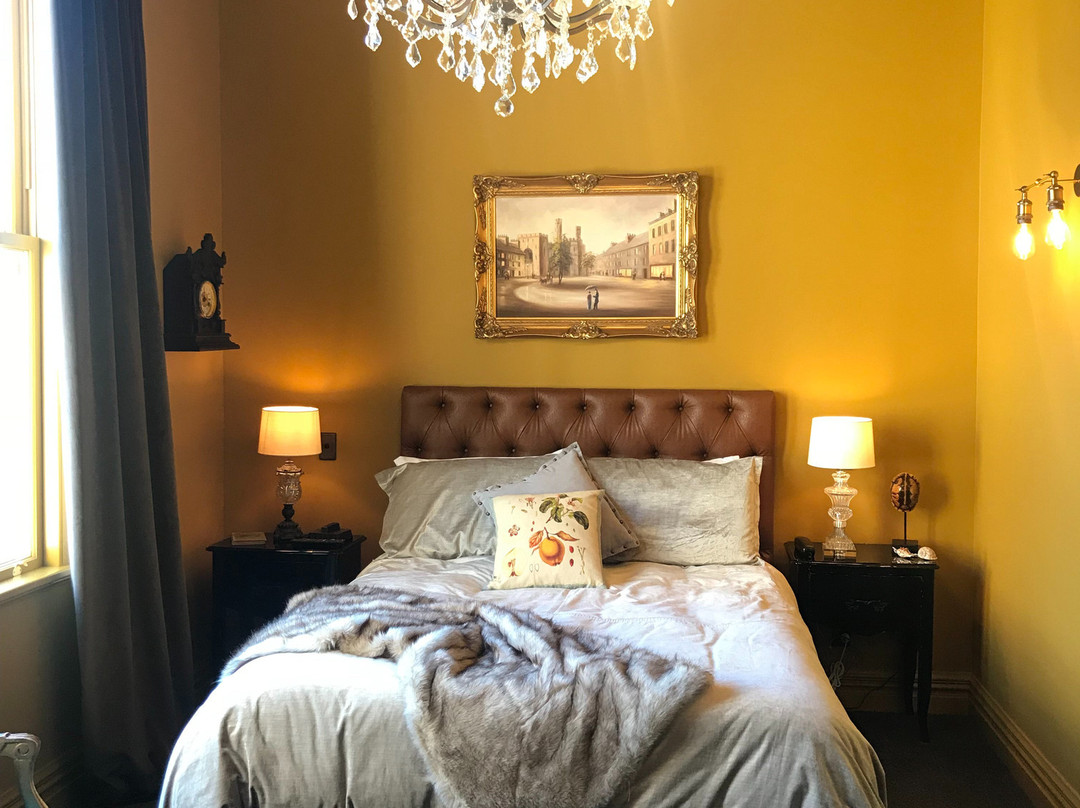 The Royal Hotel主图