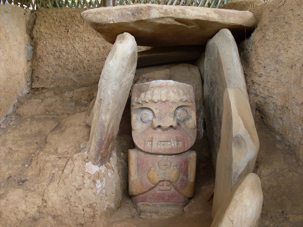 La Pelota - Estatuas A Color-San Agustin必去景点
