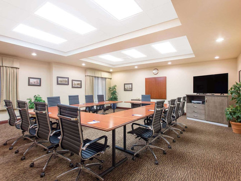 普利茅斯呗盟套房酒店主图