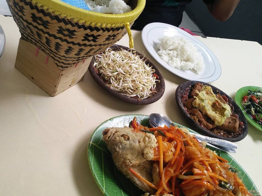 Pemalang餐馆和美食-Warung Lesehan Bu'e