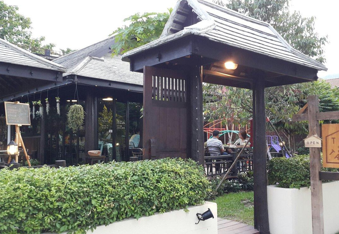 TEAK TABLE  coffee & eatery