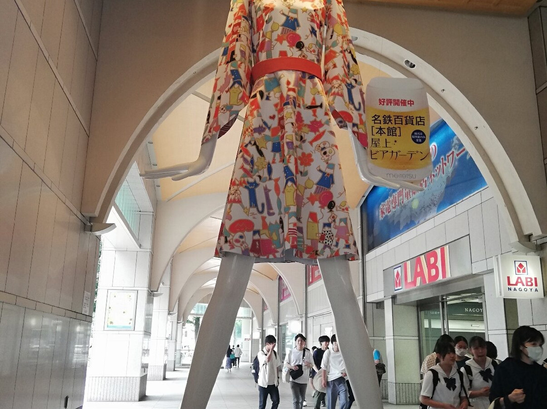 名古屋名铁百货店前NANA酱超高人体模特-名古屋市必去景点
