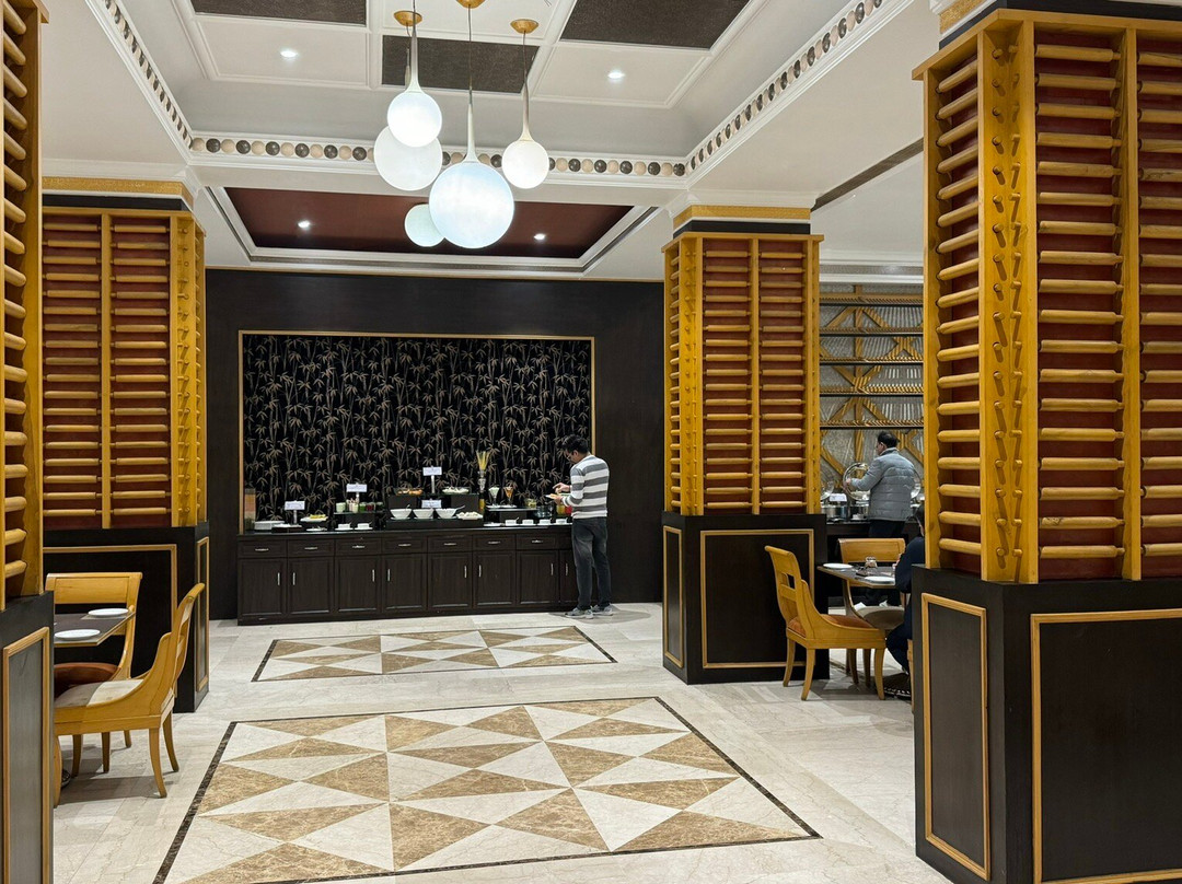 皇家兰花卢克诺中央酒店主图