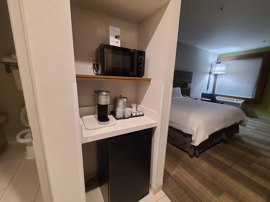 Holiday Inn Express & Suites Corona By IHG主图