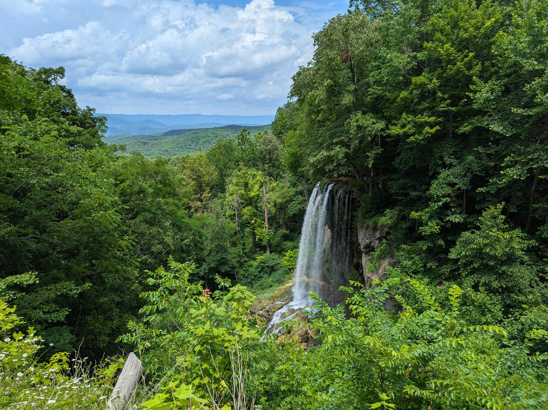 Falling Springs Waterfall景点图片