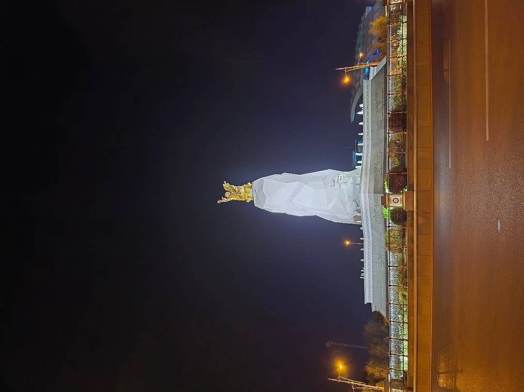 Statue of the President Arkadag-阿什哈巴德必去景点