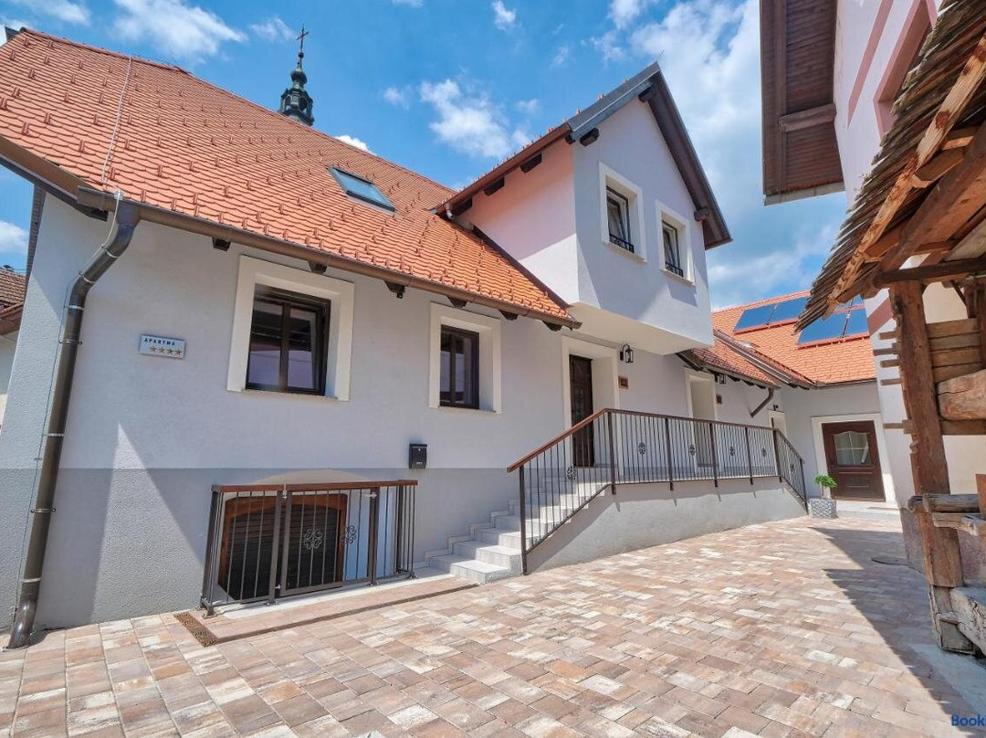 Auzlak Hisa, Apartments.