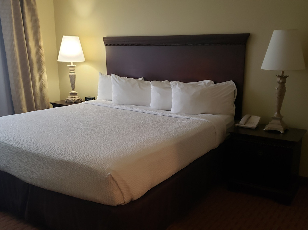 尤罗套房酒店主图