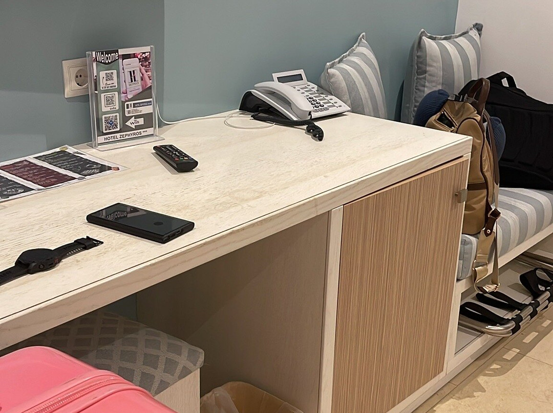 Zephyros Hotel主图