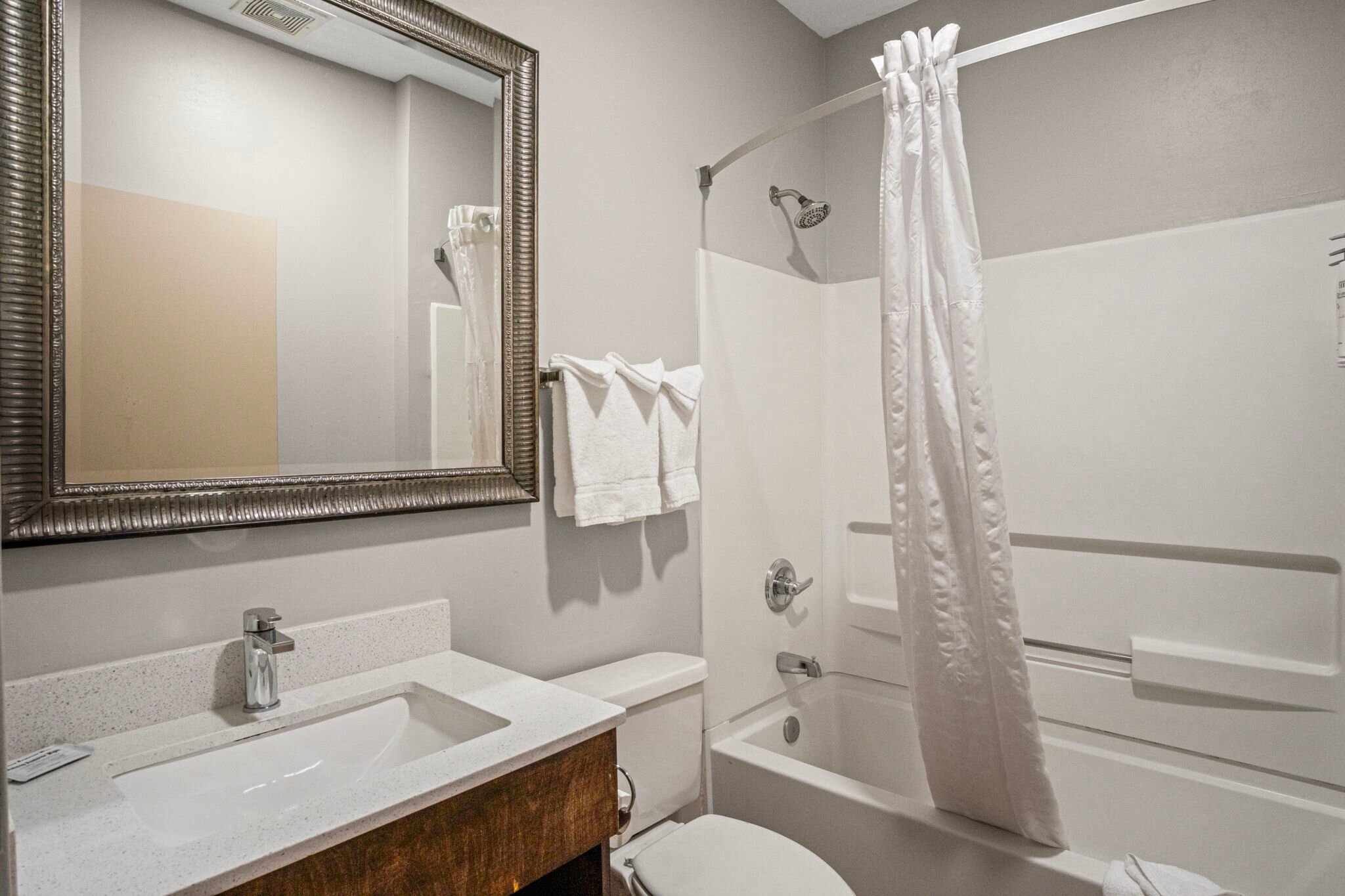 Sonesta Essential Hotels & Suites Blue Springs-浴室