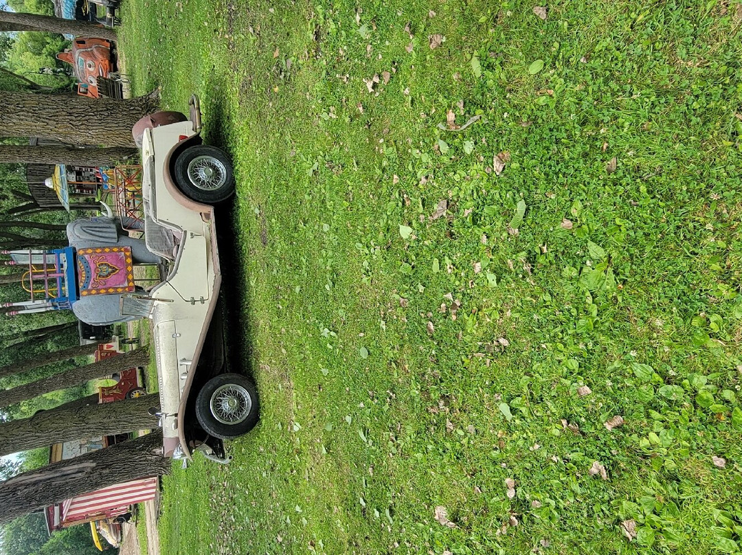 Hot Sam’s Antiques & Used Furniture-Lakeville必去景点