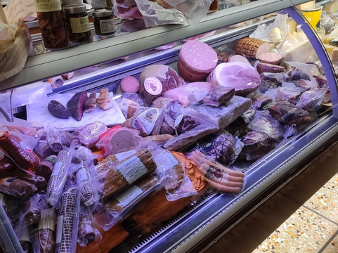 Alimentari Tomadin-科尔蒙斯必去景点