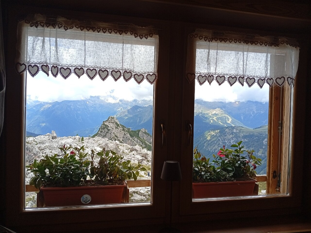 Rifugio Tuckett e Sella-马多纳迪坎皮格里奥必去景点