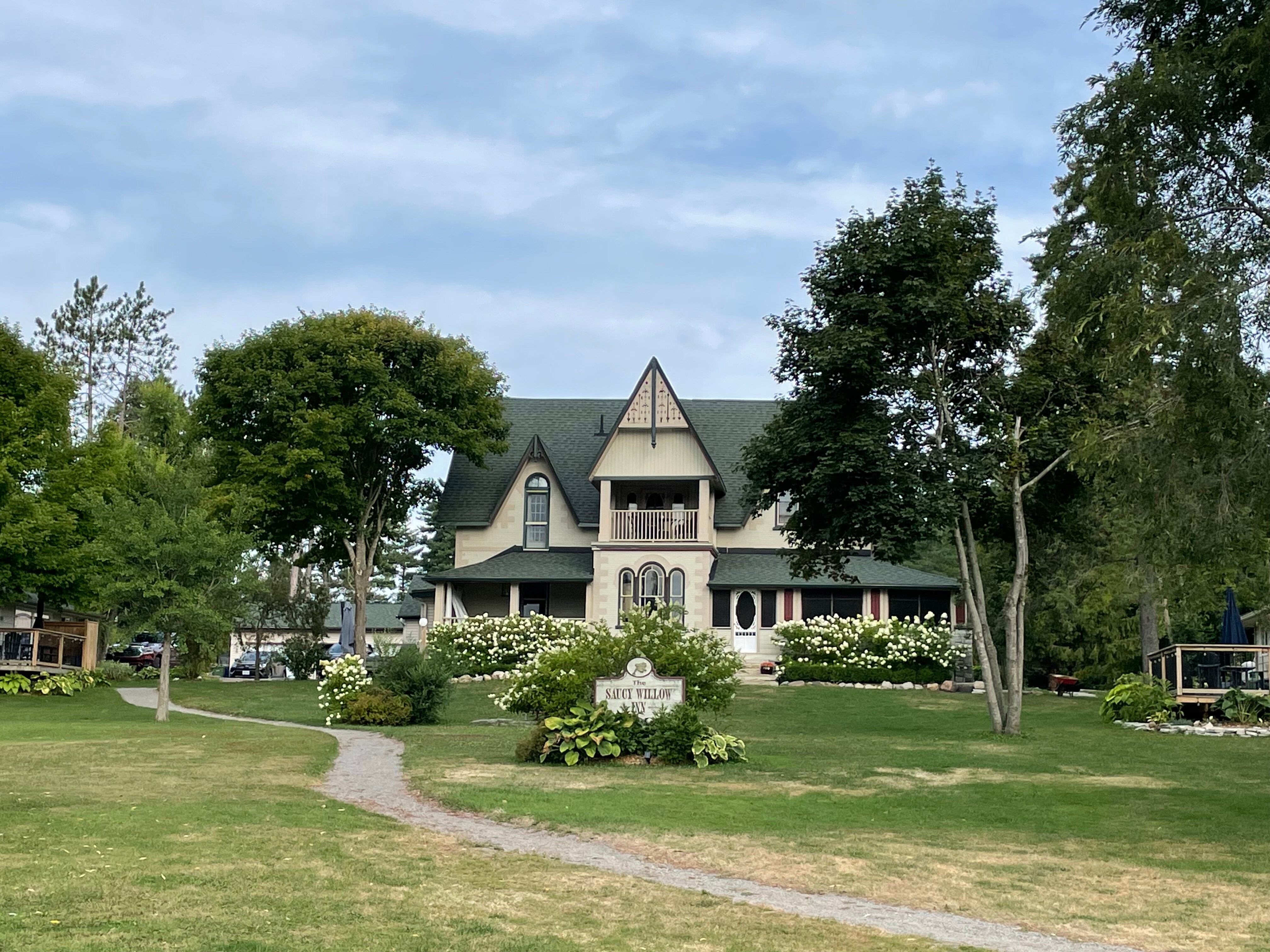 Saucy Willow Inn & Cottages-官方