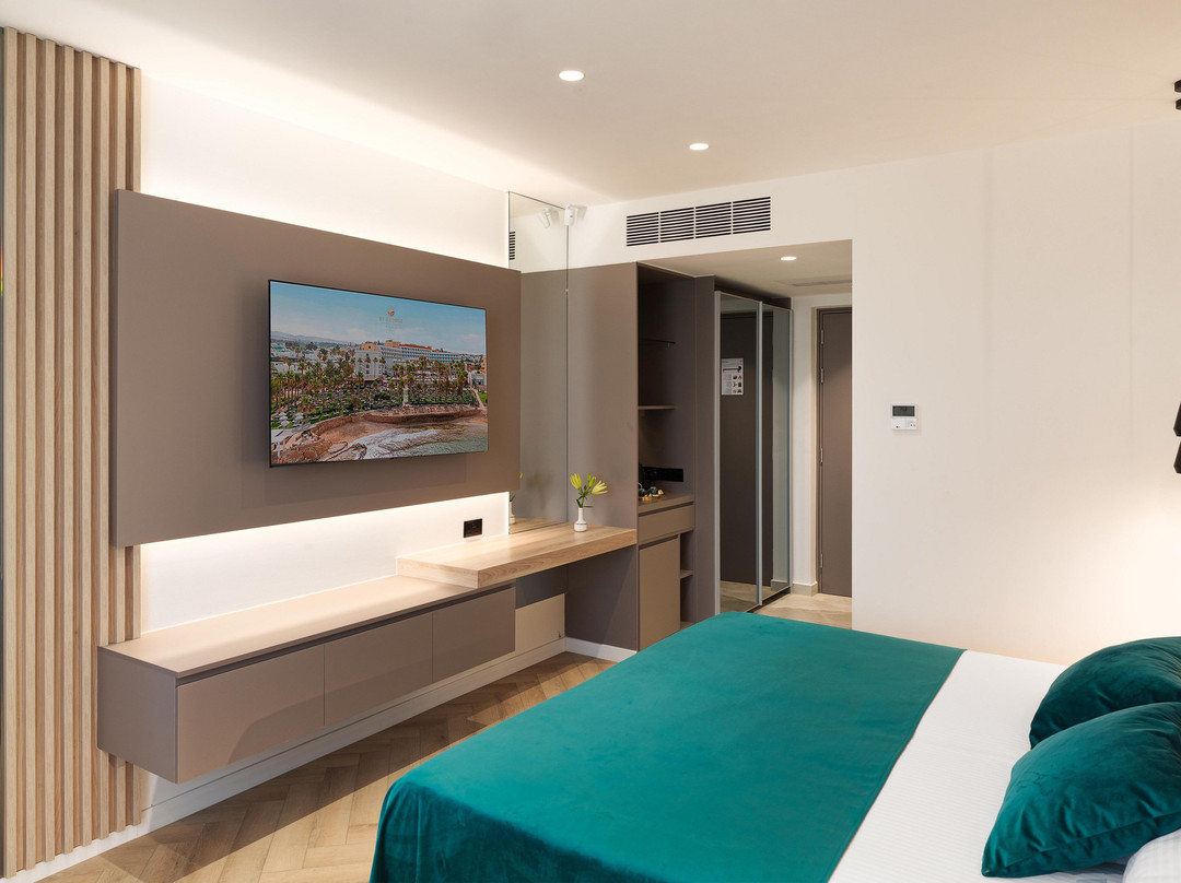 St. George Beach Hotel & Spa Resort主图