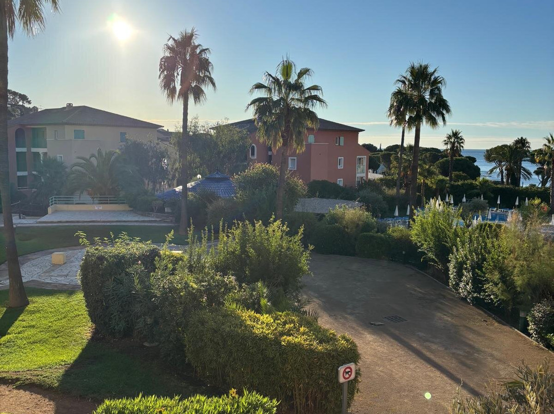 伊撒布海岸皮埃尔假日公寓酒店主图