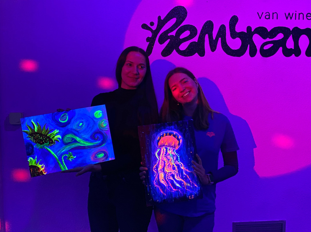 Bottomless Paint in the Dark at Rembrandt Van Wine-伦敦必去景点