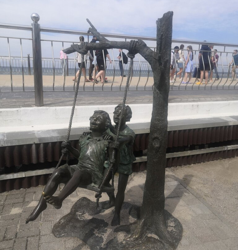 Sculptures of Children at Play-泽列诺格拉茨克必去景点