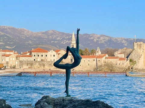 Budva Dancing girl-布德瓦必去景点