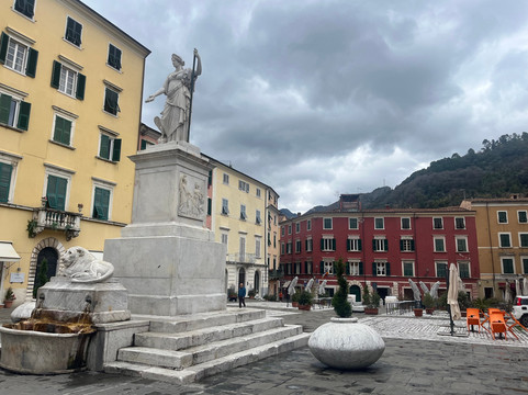 Piazza Alberica-卡拉拉必去景点