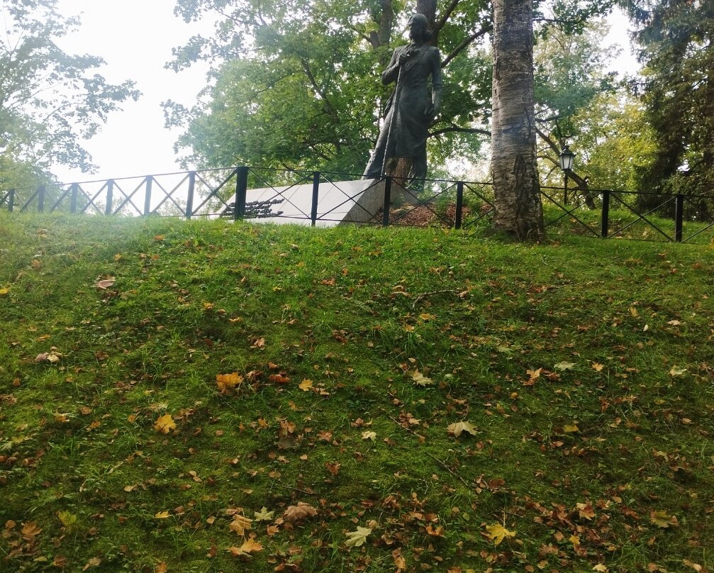 Monument to Kristjan Jaak Peterson-塔尔图必去景点