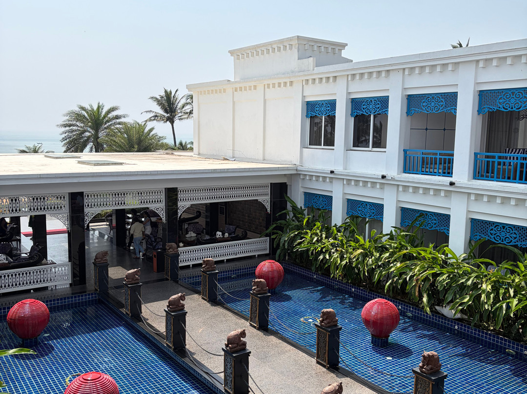 Mayfair Palm Beach Resort主图